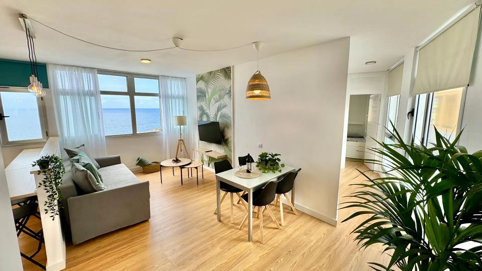 Contacten van Lunamar Luxury Place